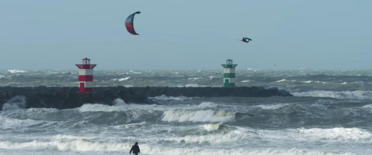 Nederlandse Kevin gaat kitesurfen tijdens Ciara storm met 140 km/u