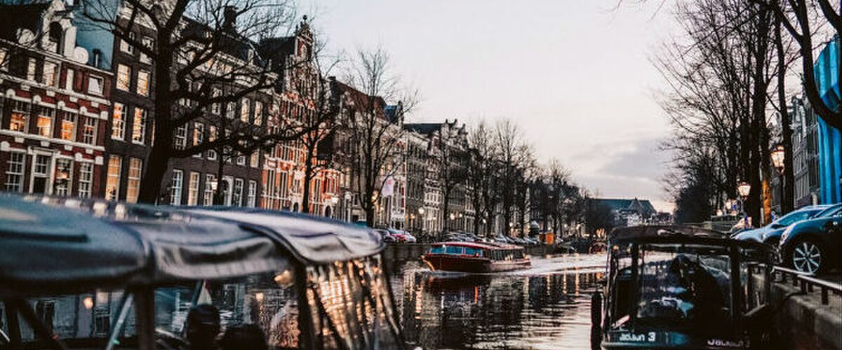 Nu te boeken in Amsterdam: de ultieme whisky-boottocht door de grachten