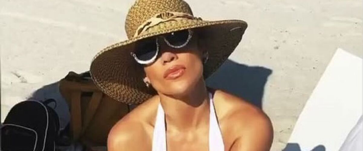 Jennifer Lopez (50 jaar) showt haar waanzinnige figuur in bikini