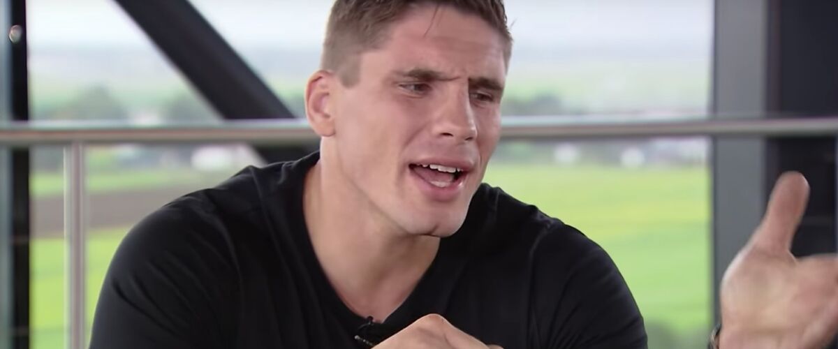 Rico Verhoeven wordt in de zeik genomen door interviewer en breekt (per ongeluk) zijn rib