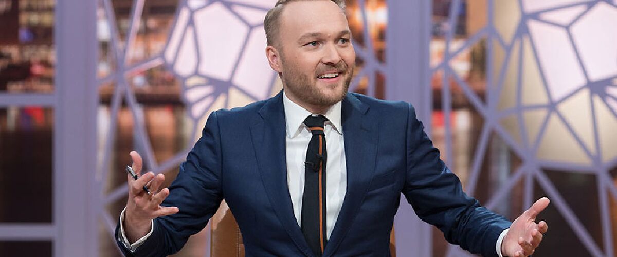 Geniaal: Arjen Lubach pakt iedereen aan die geen afstand houdt