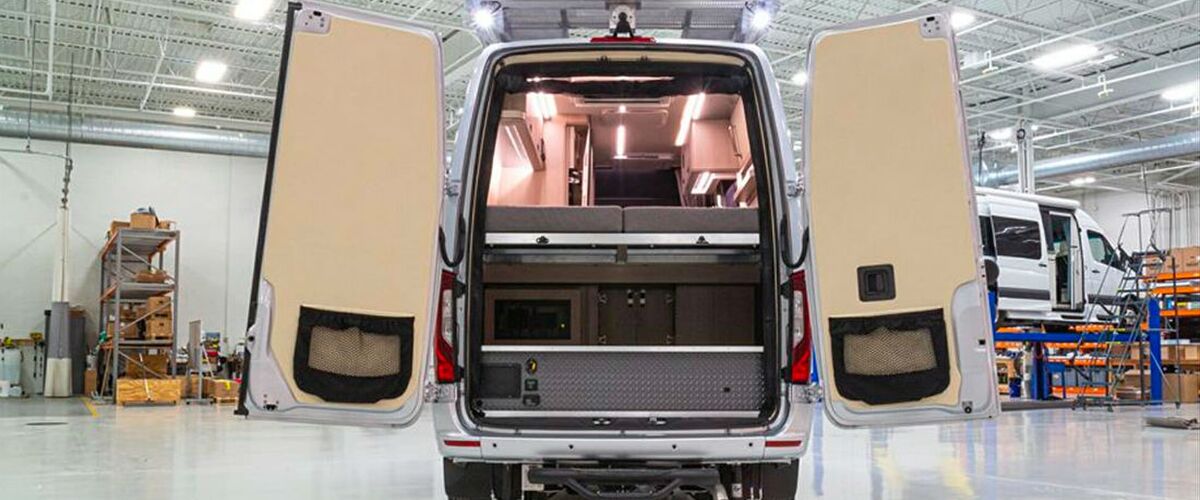 Camper transformatie: deze Mercedes-Benz heeft een keuken, bed, twee douches en meer