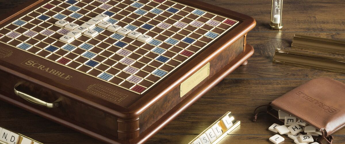 Dit luxe Scrabble bordspel zal jouw spelletjesavonden stijlvoller dan ooit maken