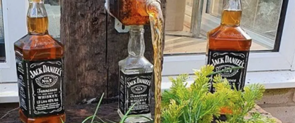 Man bouwt in dronken toestand geniale Jack Daniel’s fontein in de achtertuin