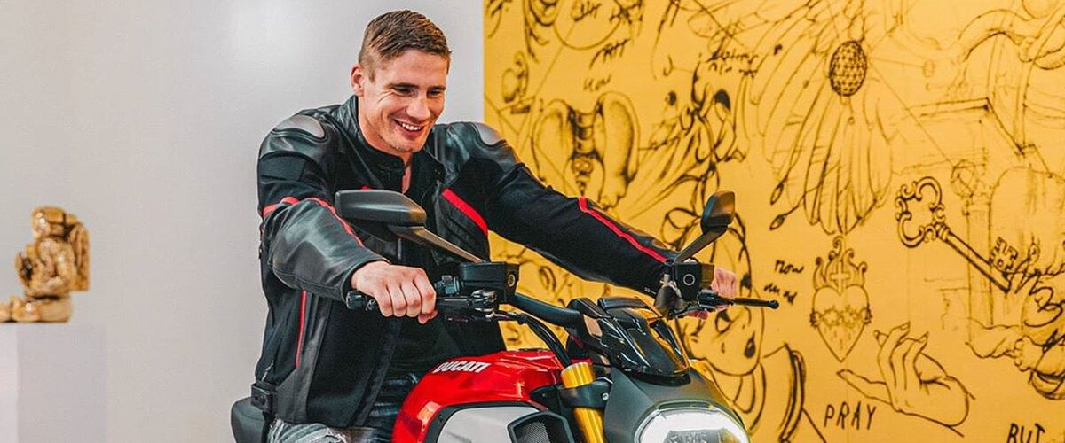 Rico Verhoeven showt met volle trots zijn nieuwe badass motor