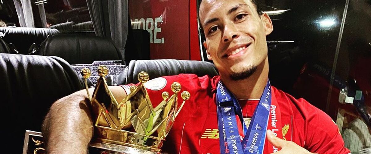 Virgil van Dijk gespot met abnormaal duur horloge in Liverpool kleuren