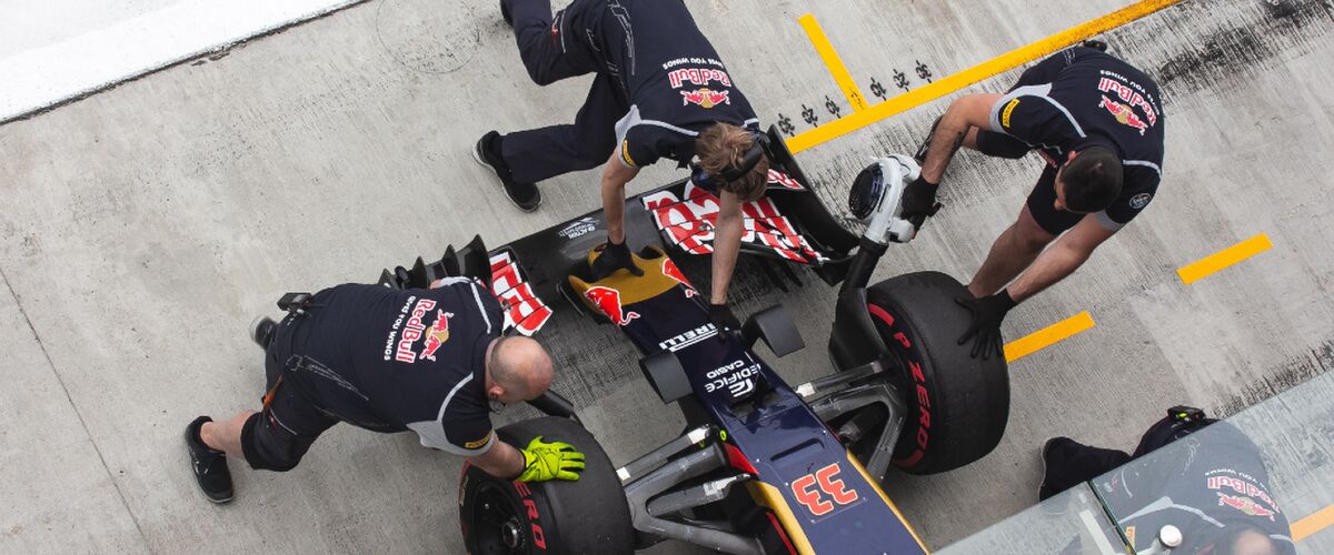 Deze timelapse laat zien hoe het team van Red Bull de wagen van Max Verstappen in no-time repareerde