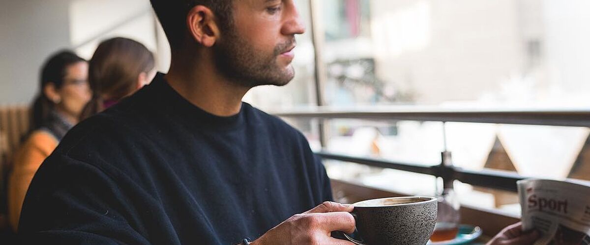 Waarom moet je poepen na een kop koffie in de ochtend?