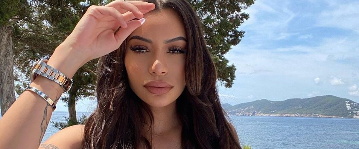 Yasmine (Ex on the Beach) showt haar afgetrainde lichaam op Instagram