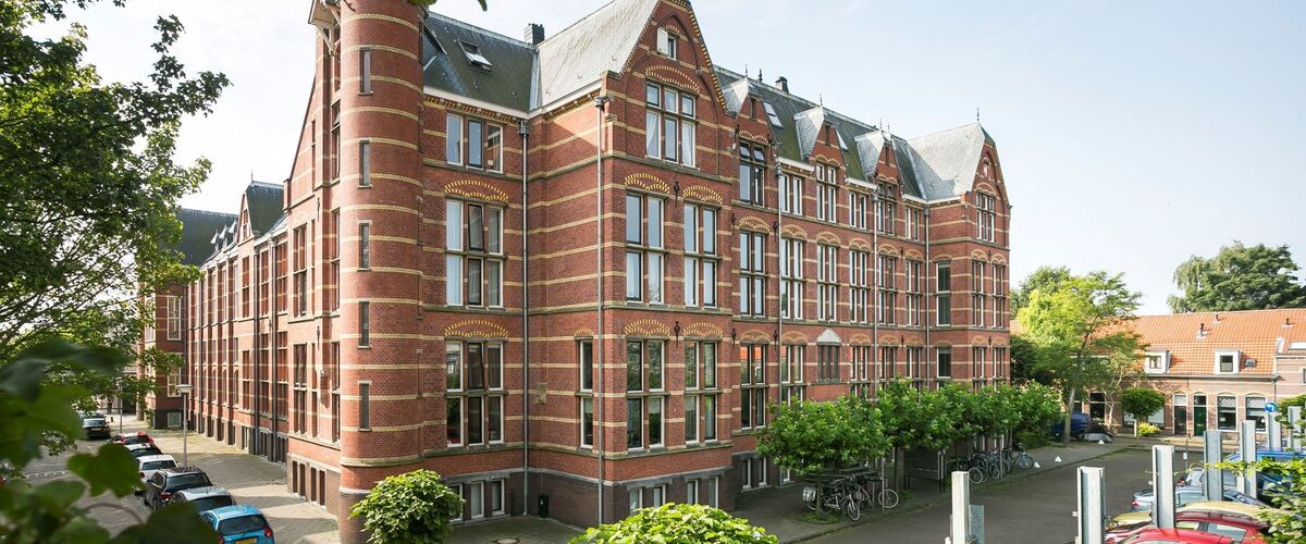 Dit keizerlijke appartement in een Leids Rijksmonumentaal pand staat te koop op Funda