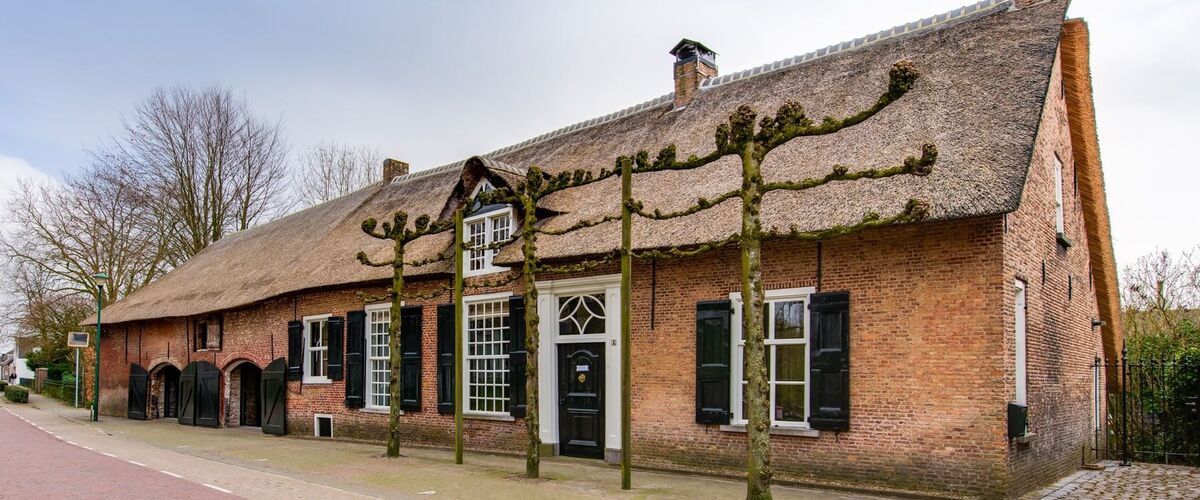 Funda parel: Brabantse woonboerderij met een eigen bruin café staat te koop