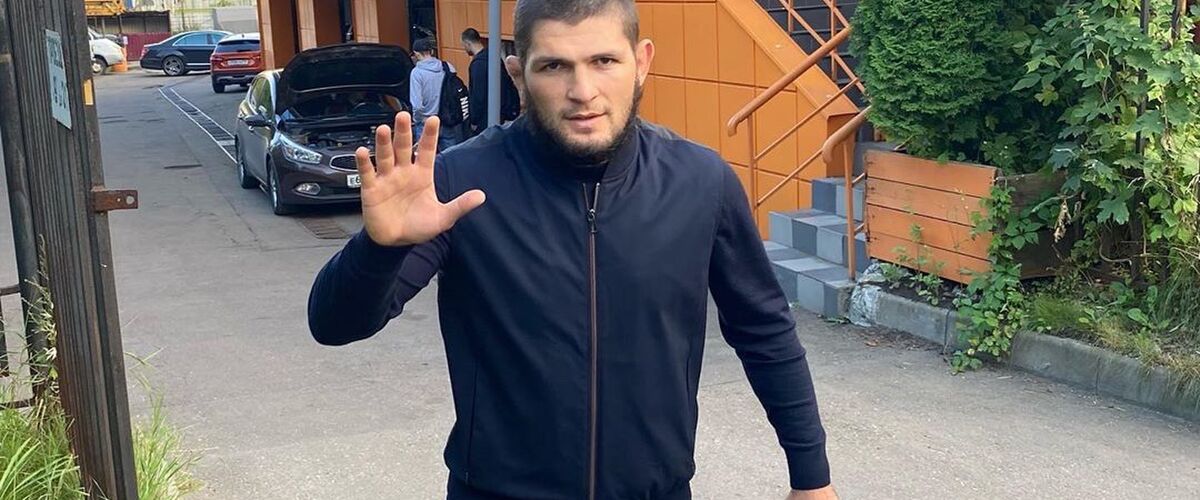 Breaking: Khabib Nurmagomedov wint wereldtitel en stopt per direct met vechten