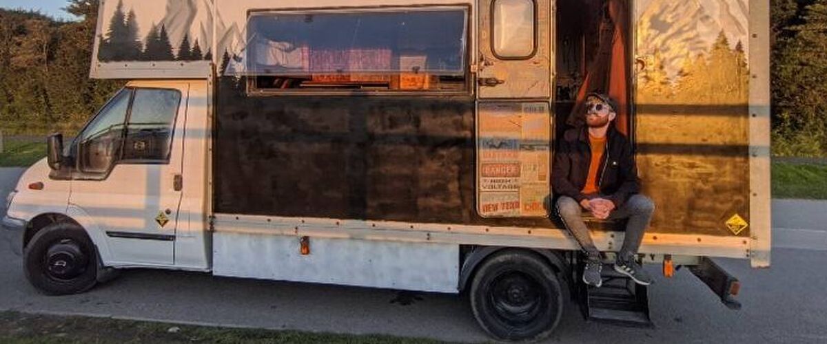 Man bouwt voor €17.600 een oude verhuisbus om tot ultieme mancave camper