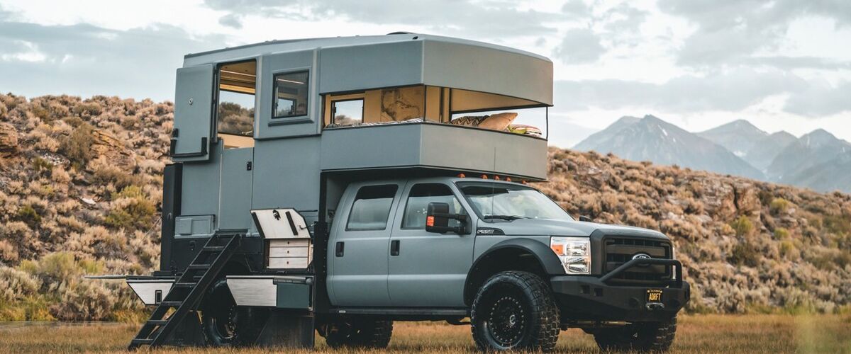 Deze Ford F550 werd omgebouwd tot ultra luxe camper op zonne-energie