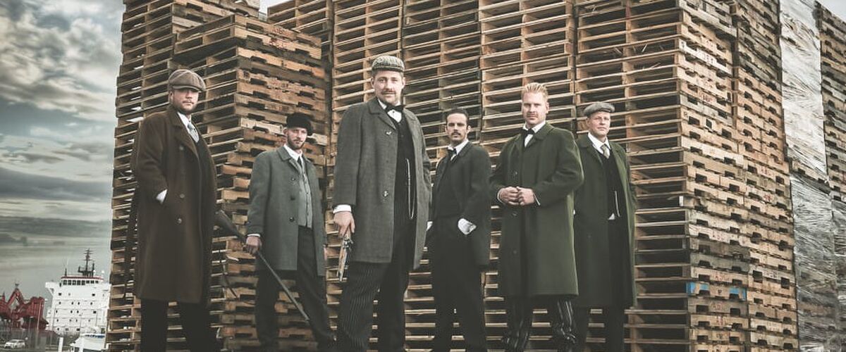 Vriendengroep maakt legendarische vrijgezellen fotoshoot in ‘Peaky Blinders’ stijl