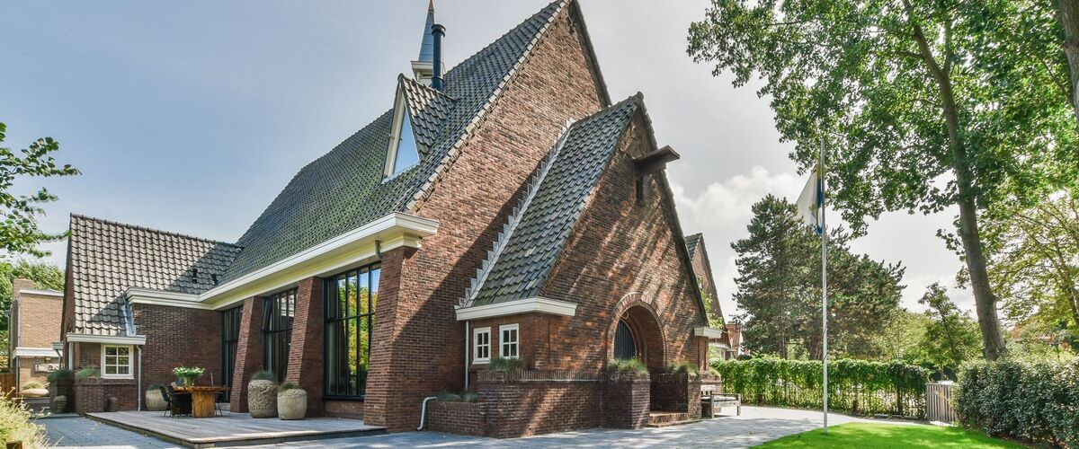 Te koop op Funda: deze omgebouwde kerk is de fantasie van elke man