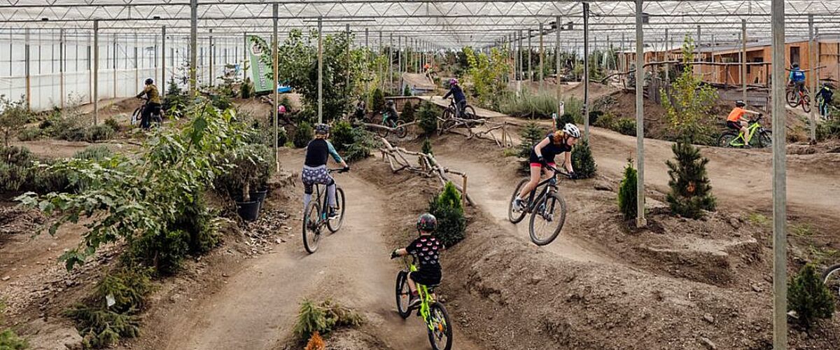 Deze indoor mountainbike hal is voor de echte racemonsters