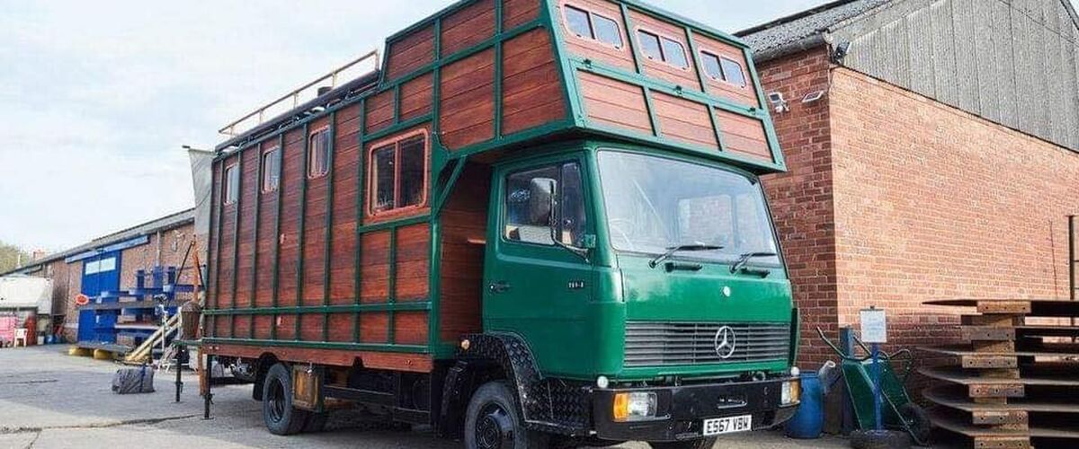 Deze oude vrachtwagen is omgetoverd tot houten mega camper