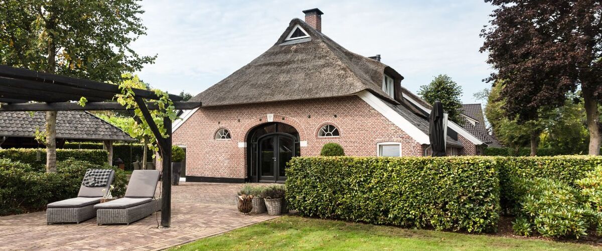 Funda parel: deze luxe woonboerderij is vanbinnen een prachtige design villa