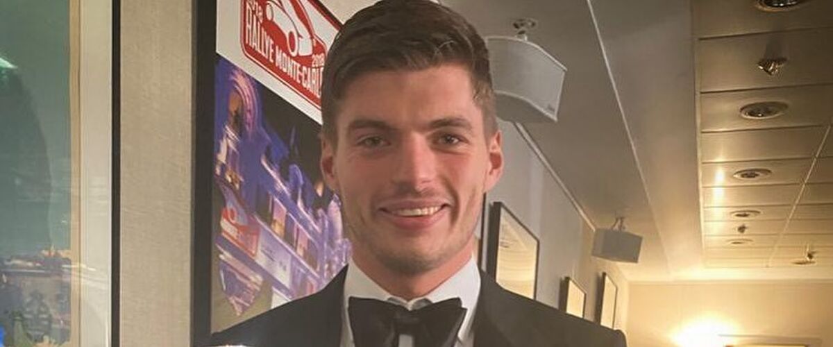 Max Verstappen arriveert in James Bond-stijl op prijsuitreiking