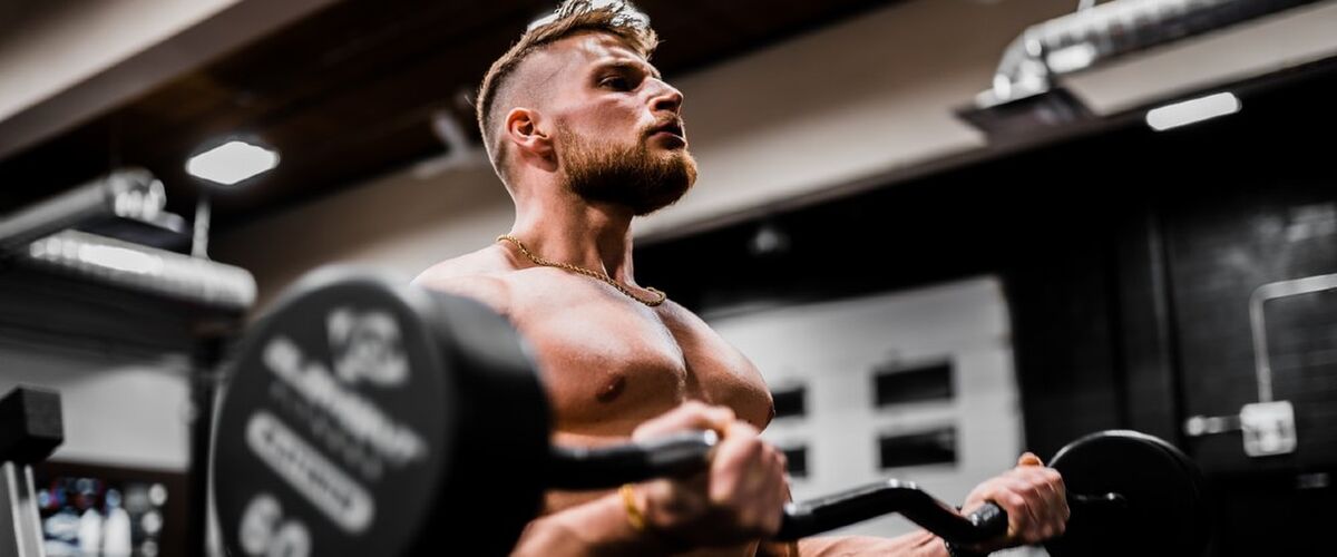 Deze 4 fouten maken veel mannen bij het trainen van de biceps