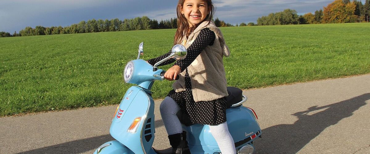 De Lidl verkoopt nu een geniale elektrische mini-Vespa voor kinderen