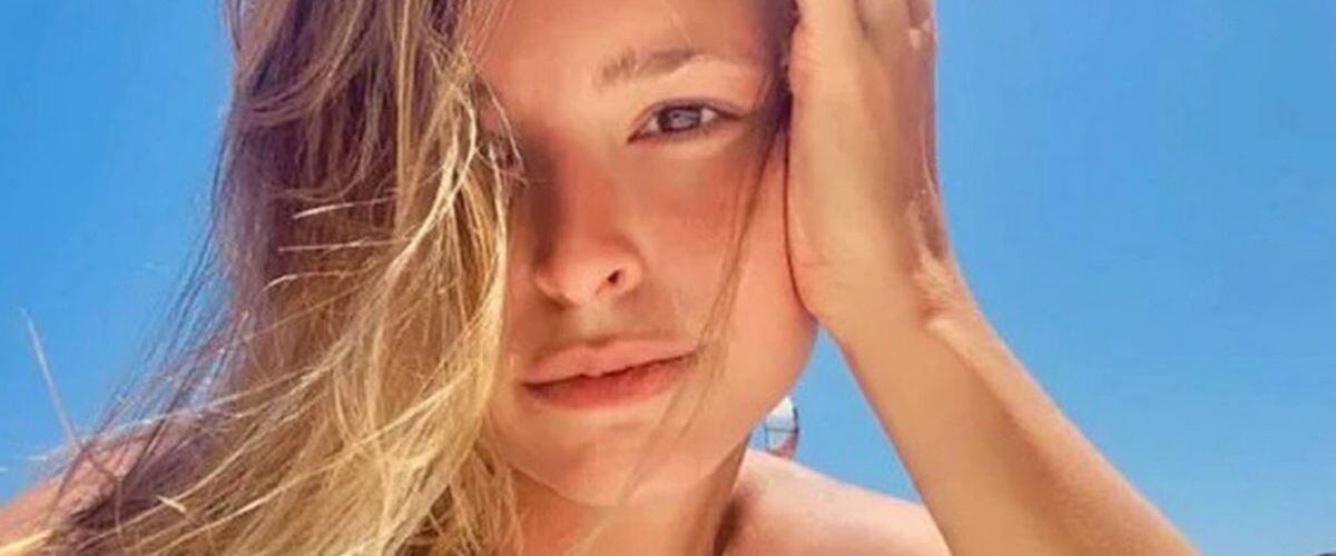 Belgisch model Marisa Papen zwemt zonder kleren tussen de haaien