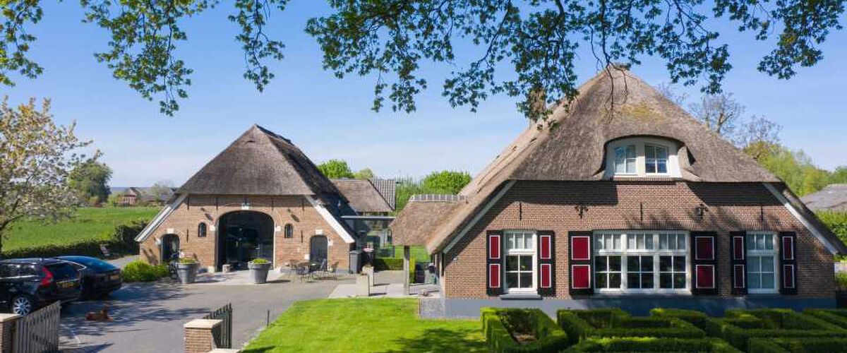 Binnenkijken in de luxe woonboerderij van Snelle