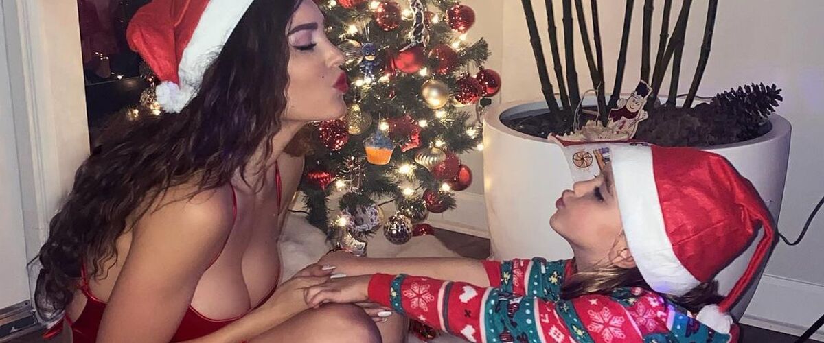 Yolanthe viert kerst in een spannend rood jurkje