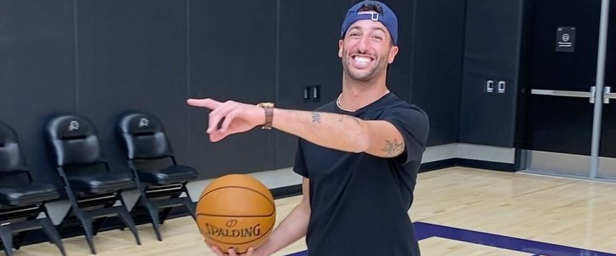 F1-coureur Daniel Ricciardo gooit een half court bal erin alsof het niks is