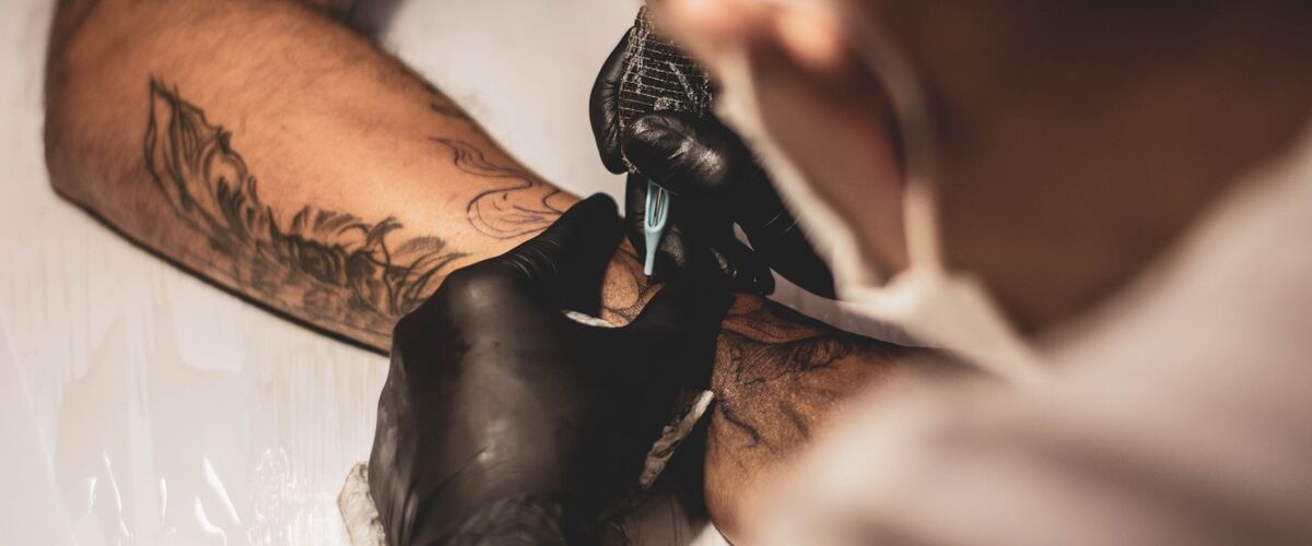 Hoeveel pijn doet een tattoo laten zetten?