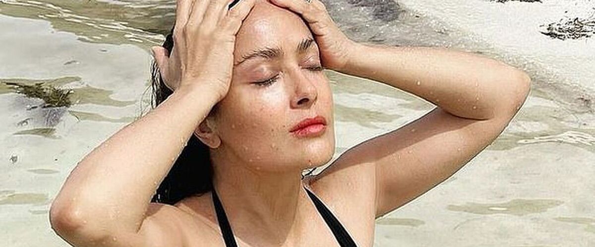 Salma Hayek (54) blaast volgers omver met nieuwe bikinifoto