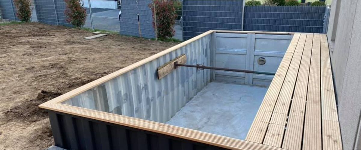 Man bouwt jaloersmakend containerzwembad in de eigen tuin