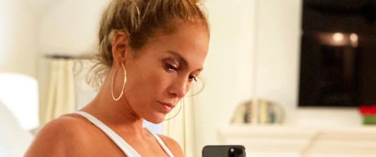 Jennifer Lopez (51 jaar) deelt badpak foto en gaat wéér viral