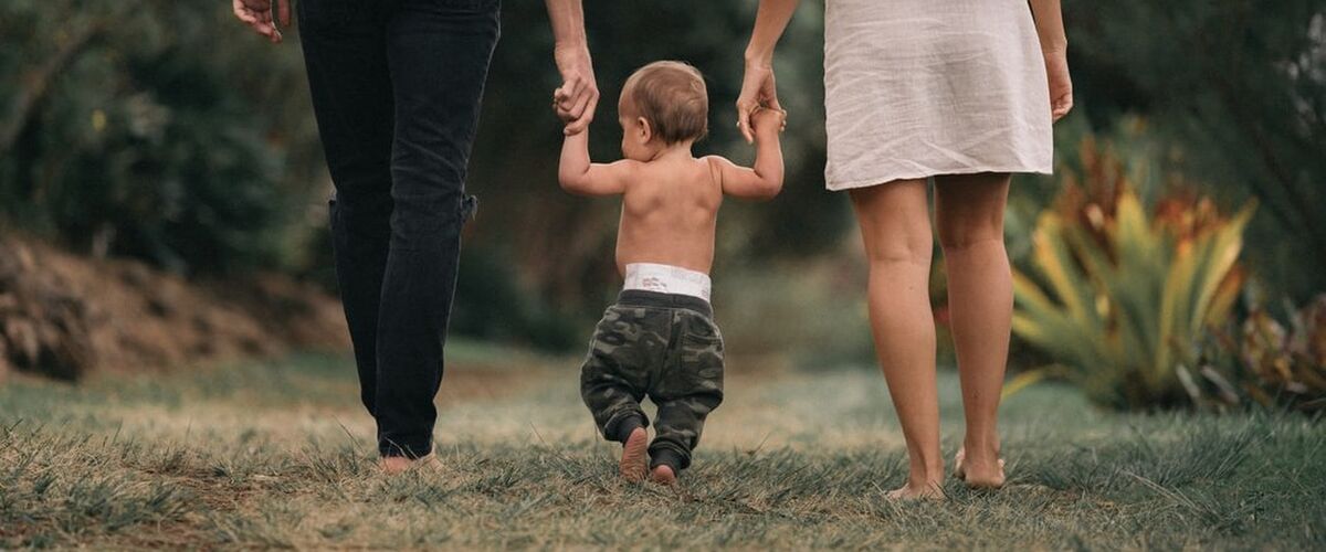 Na hoeveel maanden leert een baby lopen?