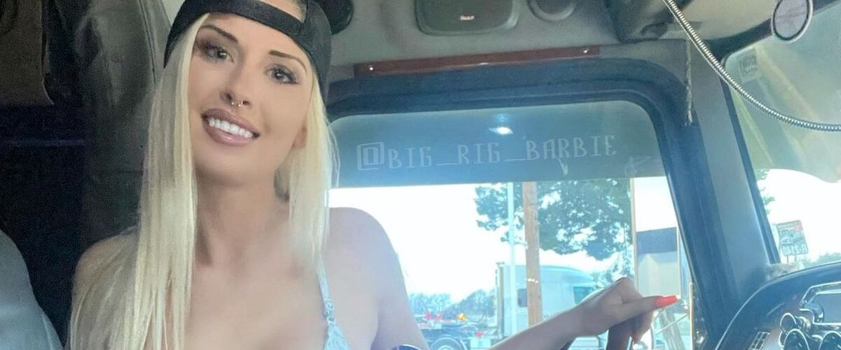 Vrachtwagenchauffeuse Big Rig Barbie gaat viraal over het internet met haar looks