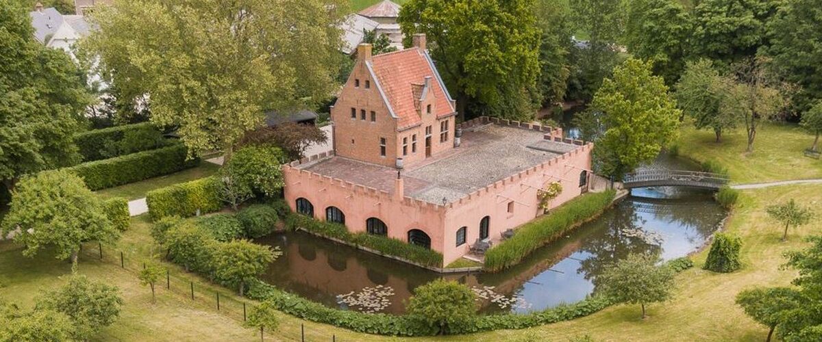 Dit middeleeuwse kasteel in Nederland staat gewoon te koop op Funda