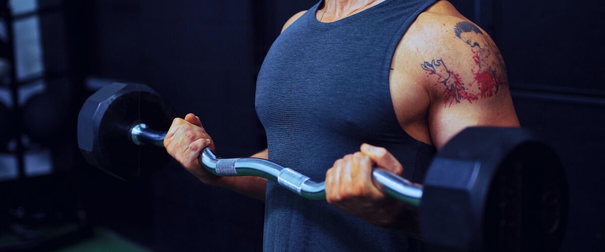 Dumbbell bicep curl: de uitvoering, tips en spiergroepen