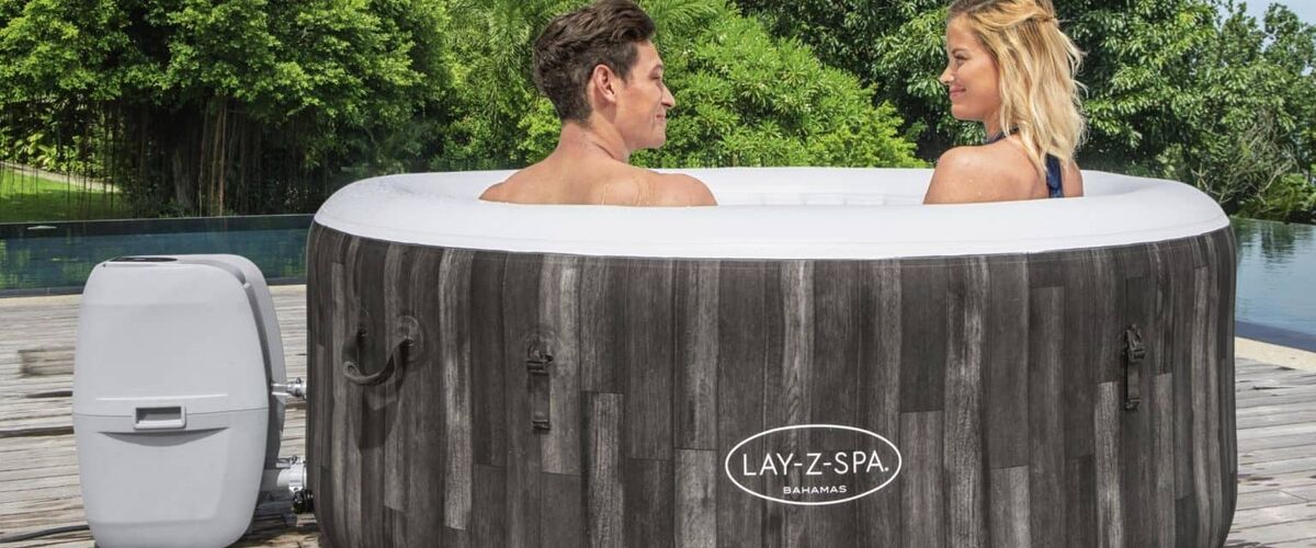 Makro stunt met de goedkoopste opblaasbare jacuzzi ooit