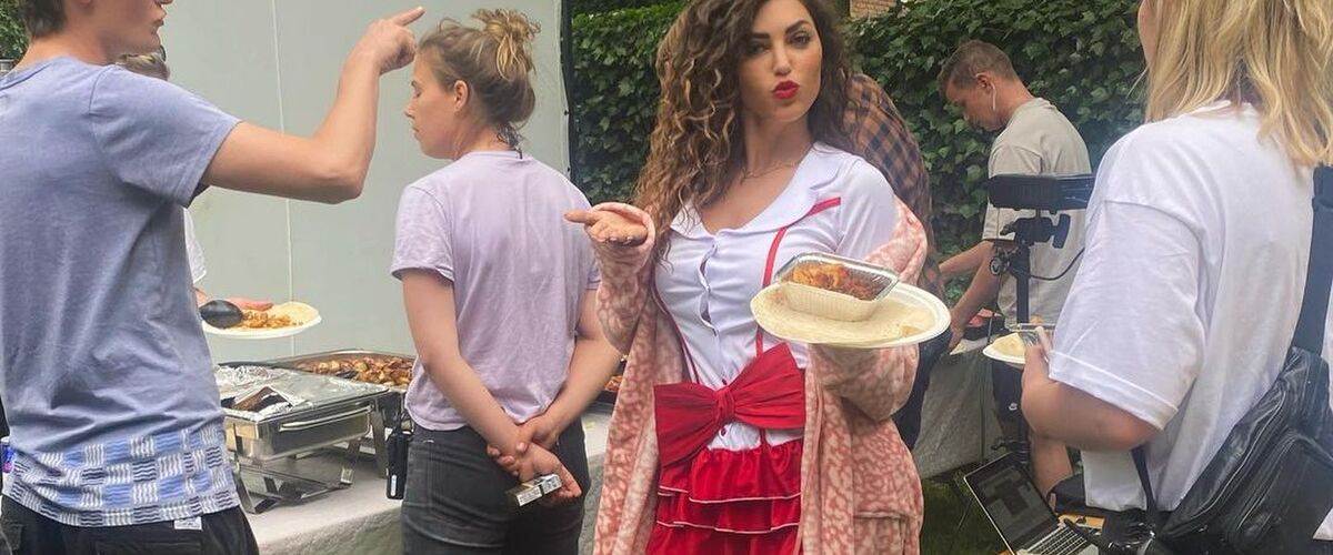 Video: Yolanthe deelt stomend hete beelden in een pikante zuster outfit