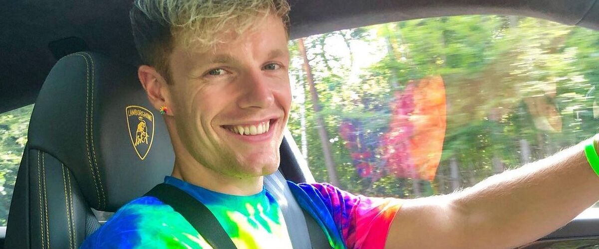 YouTuber Enzo Knol heeft zijn auto laten wrappen in wel héél opvallende kleuren