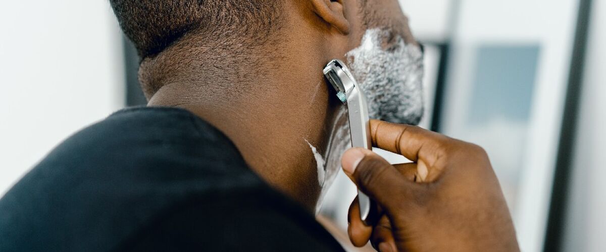 Moet je scheren tegen de haargroei in of met de haargroei mee?