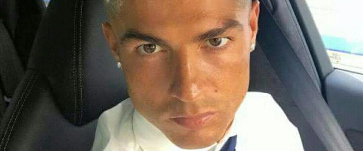 Cristiano Ronaldo pronkt op Instagram met de auto die hij van zijn vriendin kreeg