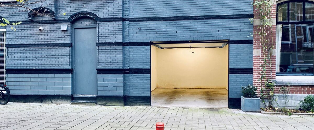 Deze Amsterdamse garage staat voor een bizar bedrag te koop op Funda