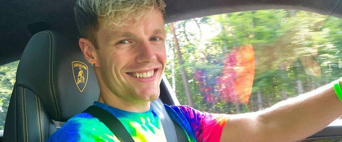 Enzo Knol wil zijn auto in een paarse kleur laten wrappen, maar slaat de plank mis