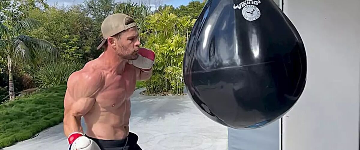 Chris Hemsworth laat zien welke work-out hij doet om een kast te worden