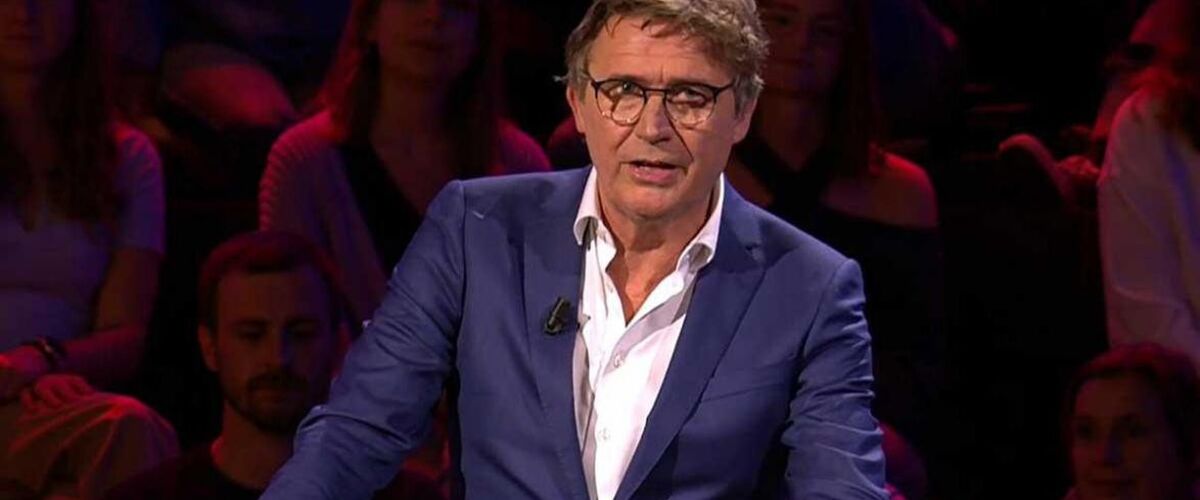 ‘De Slimste Mens Ter Wereld’-presentator Erik Van Looy slaat 17 jaar jonger model aan de haak