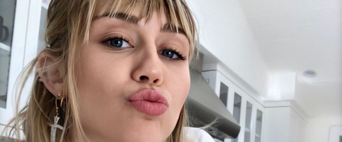 Miley Cyrus gaat uit de kleren in rauwe, gewaagde fotoshoot