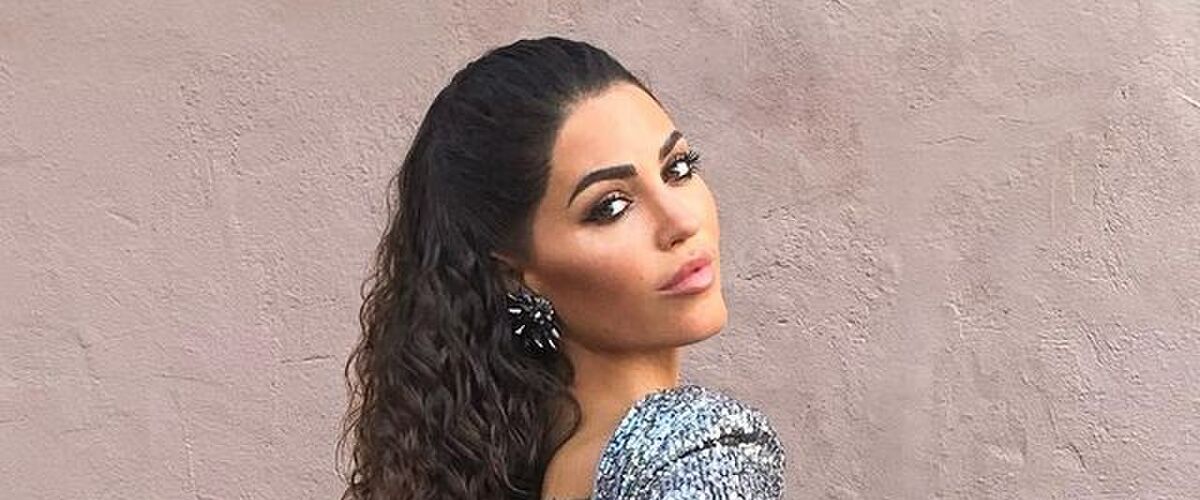 Yolanthe trekt alle aandacht op de rode loper in strakke jurk