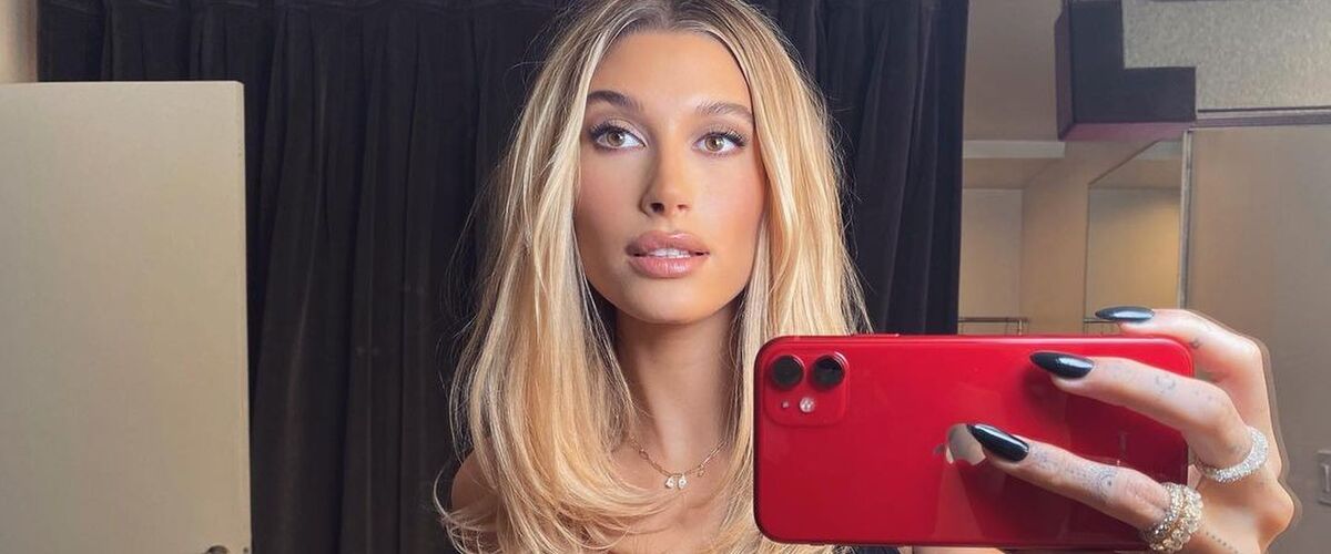 Hailey Bieber gaat viral op Instagram met schitterende shoot in lingerie